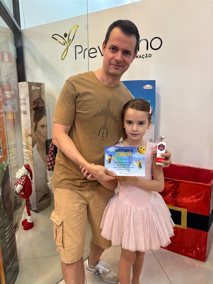 Pai e filha com certificado de coragem após a vacina